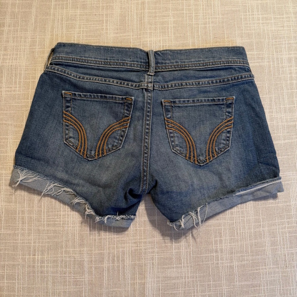 Hollister Womens Low Rise Midi Denim Shorts Medium Wash Blue Size 1 W25 4 Inseam